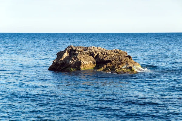 Küçük kayalık ada deniz — Stok fotoğraf