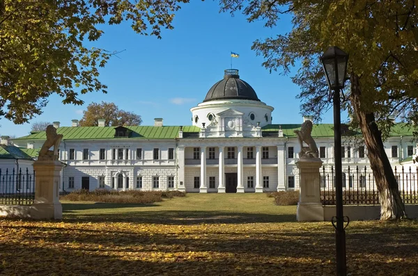 Antiguo palacio en el parque ajardinado otoño — Foto de Stock