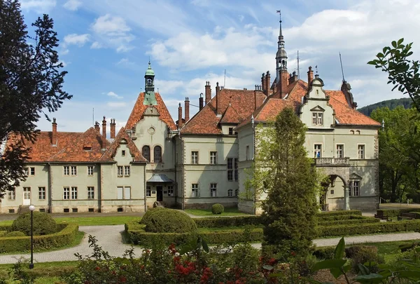 Ancient castle in landscaped park — Stock Photo, Image