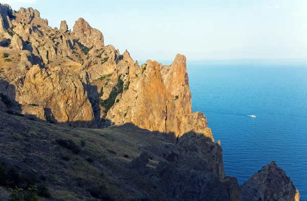 Costa de mar con montañas — Foto de Stock