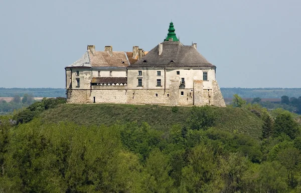 Castillo medieval y murallas defensivas — Foto de Stock