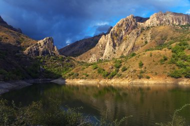 kayalar ile dağ gölü