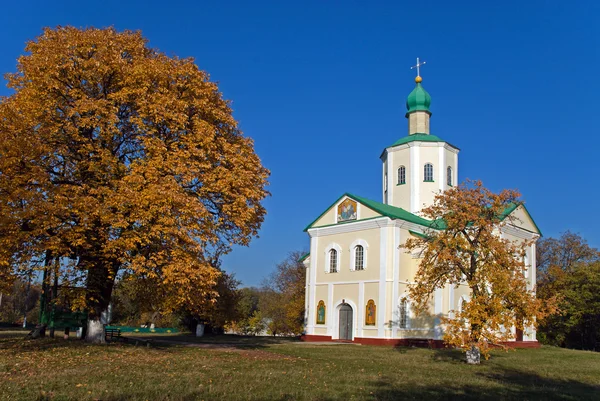 Православный монастырь в осеннем парке — стоковое фото