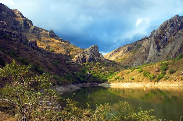 Гірське озеро з порід — стокове фото