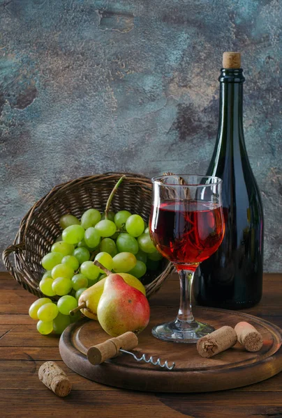 Bicchiere Vino Rosso Bottiglia Grappolo Uva Matura Pere Sul Tavolo — Foto Stock