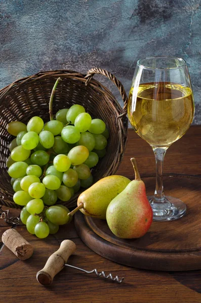 Bicchiere Vino Uva Matura Pere Sul Tavolo Legno Primo Piano — Foto Stock