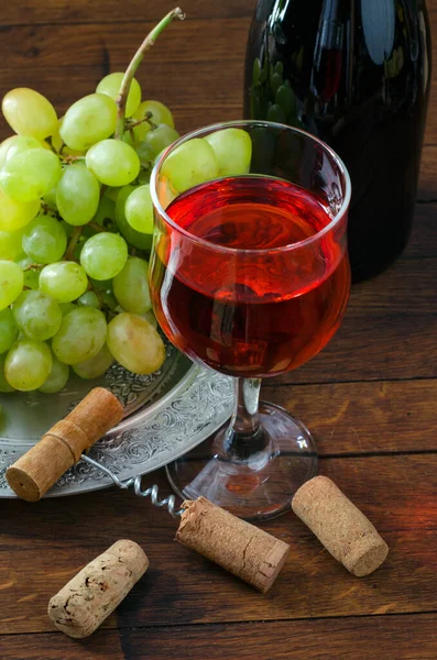 Vino Rosso Vetro Grappolo Uva Piatto Antico Cavatappi Tavolo Legno — Foto Stock