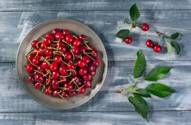 Olgun kirazlı, ahşap kaplamalı klasik metal plaka. Üst Manzara. Düz yatıyordu.