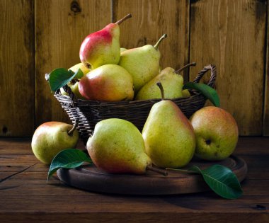 Tahta masanın üzerinde taze armutlar. Kırsal stil. Yakın plan..