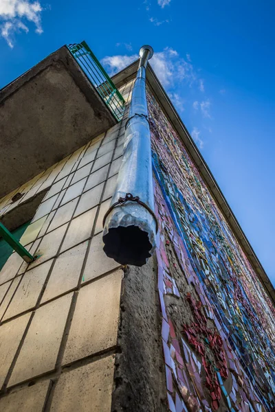 Viejo Desagüe Esquina Edificio Vieja Tubería Rompe Parte Inferior Tubo — Foto de Stock