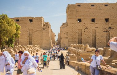 EGYPT. LUXOR - 10.10.2021. Luxor 'daki Karnak Anscient Tapınağı Mısır' ı harap etti. Karnak Tapınağı 'nda duvarlar ve Sfenksler. Amon-Ra Tapınağı. Ana giriş