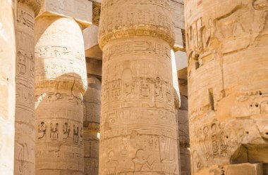 Luxor 'daki Karnak Anscient Tapınağı Mısır' ı harap etti. Antik Karnak tapınağında hiyeroglifli büyük sütunlar. Amon-Ra Tapınağı