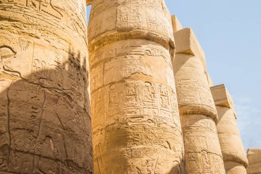 Luxor 'daki Karnak Anscient Tapınağı Mısır' ı harap etti. Antik Karnak tapınağında hiyeroglifli büyük sütunlar. Amon-Ra Tapınağı