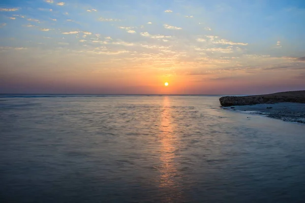 Schöner Sonnenaufgang Meer Morgendämmerung Roten Meer Die Sonne Spiegelt Sich — Stockfoto