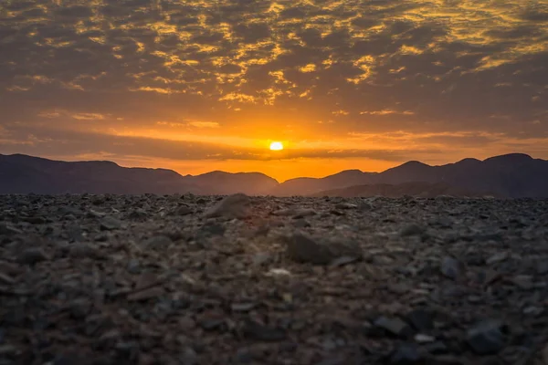 Zonsondergang Achter Bergen Woestijn Egypte Rotsachtig Plateau Voorgrond Rotsachtige Bergen — Stockfoto