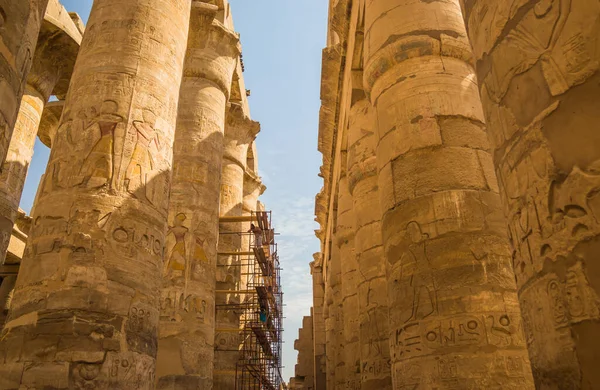 Anscient Temple Karnak Luxor Rovinato Tebe Egitto Enormi Colonne Con — Foto Stock