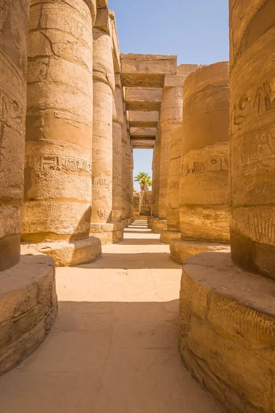 Anscient Temple Karnak Luxor Rovinato Tebe Egitto Enormi Colonne Con — Foto Stock