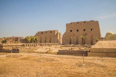 Luxor 'daki Karnak Anscient Tapınağı Mısır' ı harap etti. Karnak Tapınağı 'nda duvarlar ve Sfenksler. Amon-Ra Tapınağı. Ana giriş