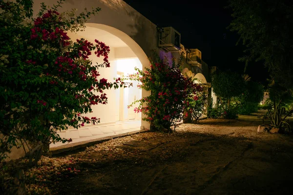 Los Arcos Del Edificio Blanco Están Iluminados Por Linternas Pasarela — Foto de Stock