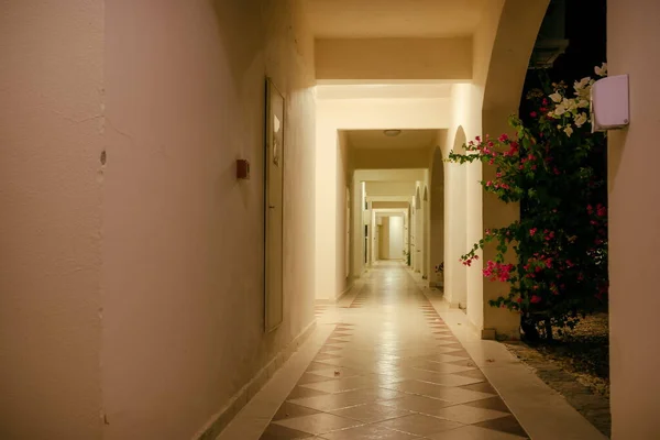 Fehér Épület Folyosóját Boltozatait Lámpák Világítják Meg Éjszakai Kilátó Sétány — Stock Fotó