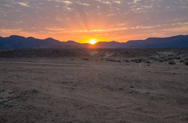 Puesta Sol Detrás Las Montañas Desierto Egipto Tierra Arenosa Primer —  Fotos de Stock
