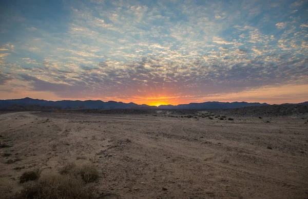Puesta Sol Detrás Las Montañas Desierto Egipto Tierra Arenosa Primer —  Fotos de Stock