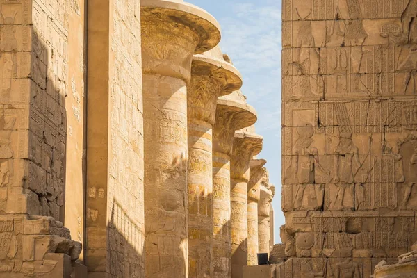Gamla Templet Karnak Luxor Förstörda Thebe Egypten Enorma Kolumner Med — Stockfoto
