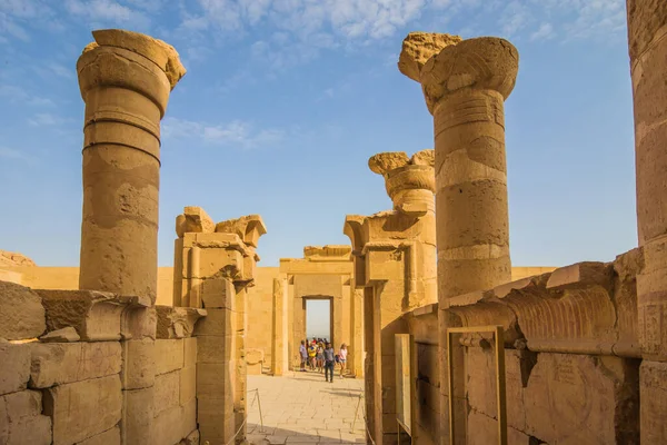 EGYPT. LUXOR - 10.10.2021. Kraliçe Hatshepsut 'un tapınağı Nil' in batı kıyısında, Lüksör, Mısır 'daki Krallar Vadisi yakınlarında..