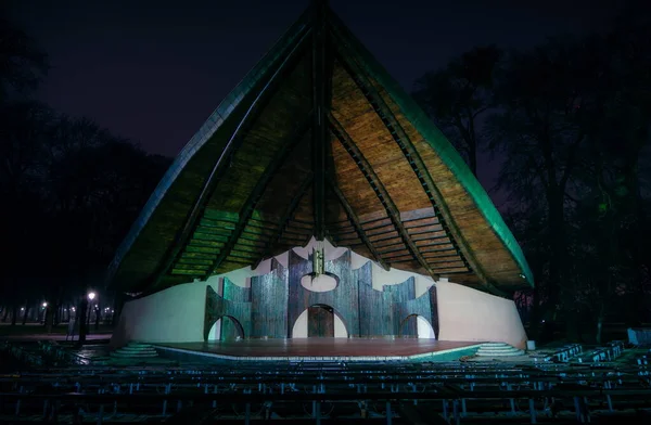 Ukraine 2021 공원의 스테이지와 벤치는 안개가 늦가을의 환상적 공원의 마리인 — 스톡 사진