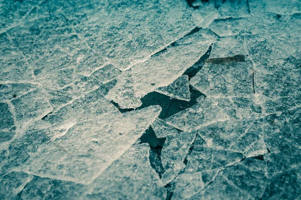 Hielo Agrietado Sobre Hormigón Con Hojas Amarillas Hojas Amarillas Hormigón — Foto de Stock