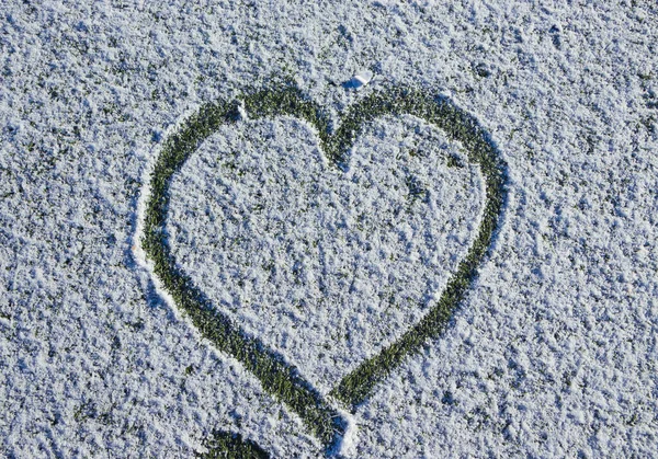 Зарисовал Сердце Снегу Футбольном Поле Футбольное Поле Искусственной Зеленой Травой — стоковое фото