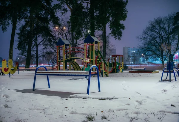 Parque Infantil Parque Nocturno Con Linternas Invierno Bancos Parque Durante — Foto de Stock