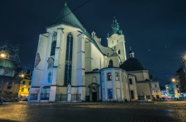 Assumption Katedral Bazilikası, Lviv gece. Lviv şehrinin tarihi bölümünde antik bir katedral.