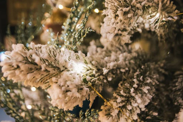 Noel ağacında beyaz dekoratif kar parıltılı arka planda bulanık kar ile. Mutlu noel kartları. Kış Xmas teması. - Mutlu yıllar. Kar yağıyor.