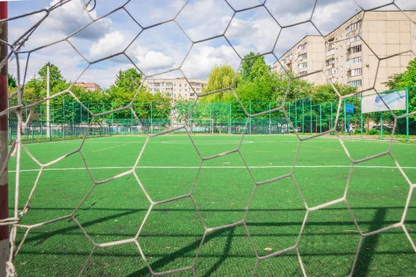 Campo Calcio Con Erba Verde Artificiale Vicino Alla Scuola Campo — Foto Stock