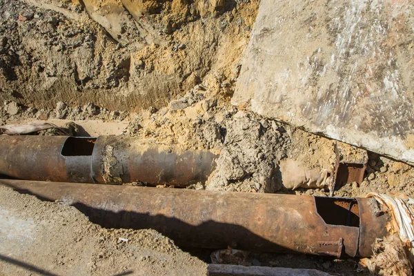 Vieux Tuyaux Cassés Ont Été Déterrés Sur Route Ville Eau — Photo