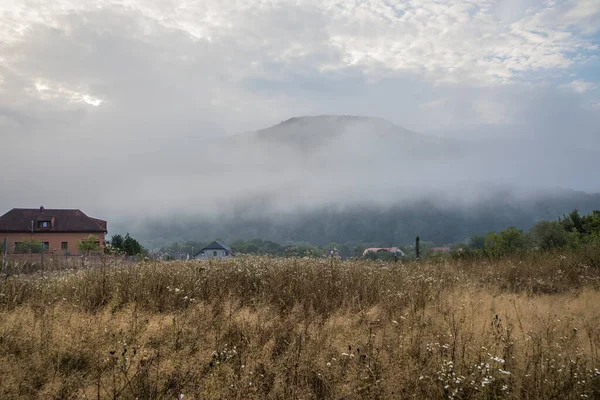 Mountain View Small Village Flow Fog Foggy Summer Morning Mountains — Stock fotografie