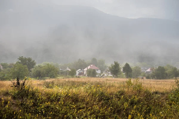 Mountain View Small Village Flow Fog Foggy Summer Morning Mountains — 图库照片