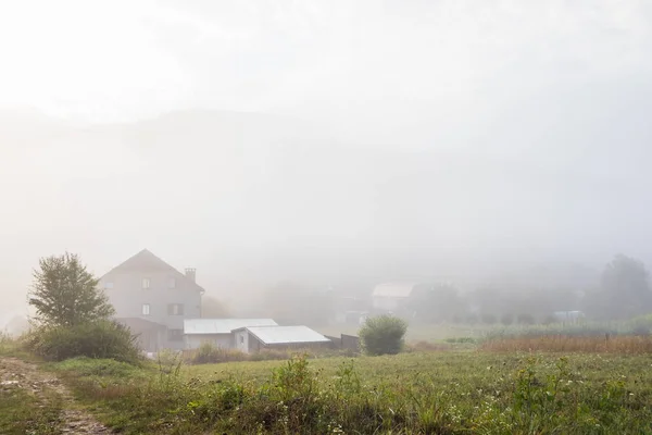 Mountain View Small Village Flow Fog Foggy Summer Morning Mountains — Zdjęcie stockowe