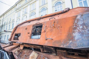 Savaş sırasında yok edilmiş Rus askeri teçhizatının parçaları. Patlatılmış Rus kendinden güdümlü topçu ateşi. Lviv 'de Sergi.