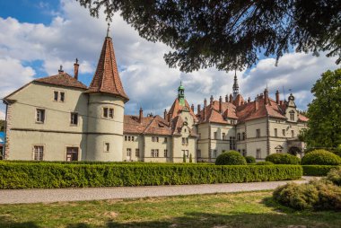Carpaty Village Chinadiyevo 'daki Kont Shenborn' un av kalesi. Shenborn Sarayı, Ukrayna 'nın Zakarpattja Transcarpathion bölgesinde sıcak bir yaz gününde 1890-1895 yılları arasında inşa edilmiştir.