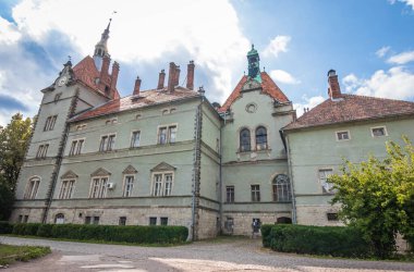 Carpaty Village Chinadiyevo 'daki Kont Shenborn' un av kalesi. Shenborn Sarayı, Ukrayna 'nın Zakarpattja Transcarpathion bölgesinde sıcak bir yaz gününde 1890-1895 yılları arasında inşa edilmiştir.