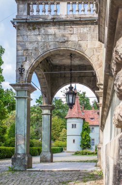 Carpaty Village Chinadiyevo 'daki Kont Shenborn' un av kalesi. Shenborn Sarayı, Ukrayna 'nın Zakarpattja Transcarpathion bölgesinde sıcak bir yaz gününde 1890-1895 yılları arasında inşa edilmiştir.