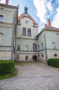 Carpaty Village Chinadiyevo 'daki Kont Shenborn' un av kalesi. Shenborn Sarayı, Ukrayna 'nın Zakarpattja Transcarpathion bölgesinde sıcak bir yaz gününde 1890-1895 yılları arasında inşa edilmiştir.