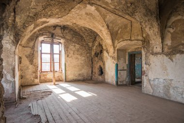 9 Eylül, 2022 İç Mülk. Kalenin eski harap edilmiş binası. Chinadiyev Şatosu (İngilizce: 