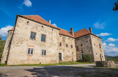 9 Eylül 2022 Saint Miklos Kalesi (Chinadiyev Kalesi). Chinadiyev Şatosu (ayrıca Aziz Miklos Kalesi olarak da bilinir) Ukrayna 'nın Ukrayna' daki Chinadiyovo köyünün 14.-19. yüzyıllara ait bir mimari anıttır..