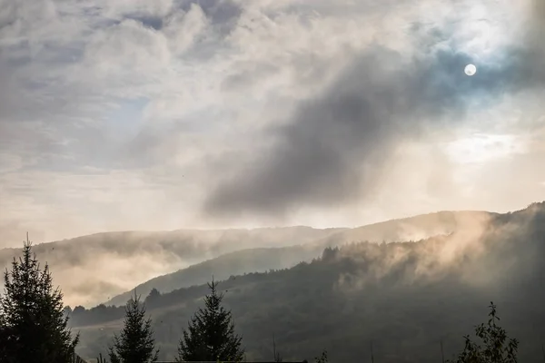 Scénický Pohled Krajinu Zalesněného Horského Svahu Mlze Mracích Při Východu — Stock fotografie