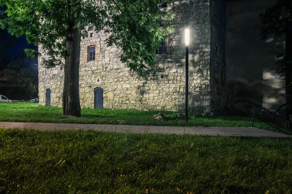 利沃夫的粉末塔 利沃夫的粉末塔 夏天的夜晚被灯笼照亮 夏夜古塔 灯火通明 乌克兰 — 图库照片