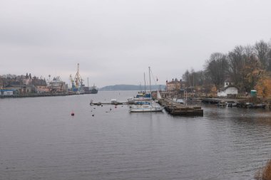 VYBORG, RUSSIA - 31 Ekim 2021 Vyborg Limanı. Rusya 'nın Vyborg şehrinde Finlandiya sınırına yakın bulutlu bir sonbahar günü