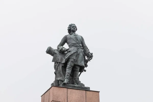 VYBORG, RÚSSIA - OUTUBRO 31, 2021: O Imperador Pedro I monumento. Dia de outono nublado na cidade russa de Vyborg perto da fronteira finlandesa — Fotografia de Stock